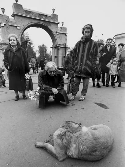 В 1984 году из-за интервью зарубежным изданиям с критикой советской культурной политики Юрия Любимова лишили гражданства. Режиссер уехал за рубеж, сотрудничал с театрами Австрии, Великобритании, США, Италии, Франции и других стран. В мае 1988 года вернулся в Москву. 23 мая 1989 года ему вернули гражданство и должность худрука театра