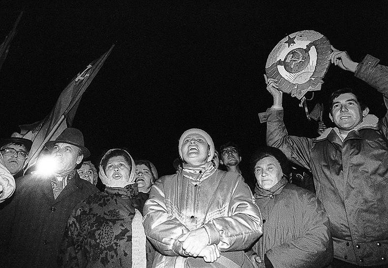 К вечеру 4 октября защитники Белого дома стали сдаваться. К 19:30 были арестованы министр по особым поручениям при исполняющем обязанности президента России Андрей Дунаев, исполняющий обязанности министра безопасности Виктор Баранников и исполняющий обязанности министра обороны Владислав Ачалов. По свидетельствам очевидцев, около десяти арестованных были избиты правоохранителями уже после задержания. Часть этих фактов позднее подтвердила специальная комиссия Госдумы по изучению событий октября 1993 года