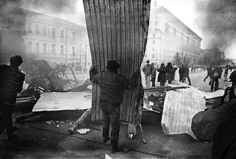 К 09:40 по Москве Белый дом был весь в дыму, перестрелка около него усилилась, а в связи с появившимися над зданием боевыми вертолетами появилась информация, что на Верховный Совет может быть сброшен десант. При этом продолжался пожар на нижних этажах мэрии Москвы на Новом Арбате — его никто не тушил