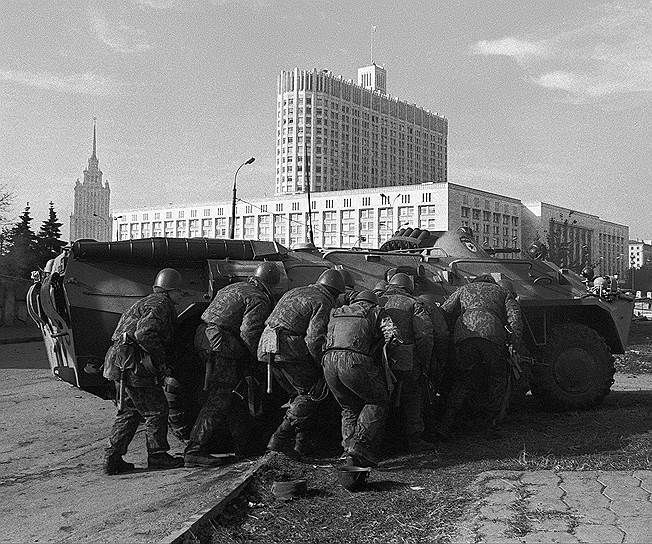 Операция по захвату Белого дома началась в 7:30 утра. В штурме Белого дома приняли участие около 1700 человек, 10 танков и 20 бронетранспортеров. Многие из тех, кто принял участие в этих столкновениях в тот день, были впоследствии награждены орденами и медалями, некоторым присвоили звание «Герой Российской Федерации»