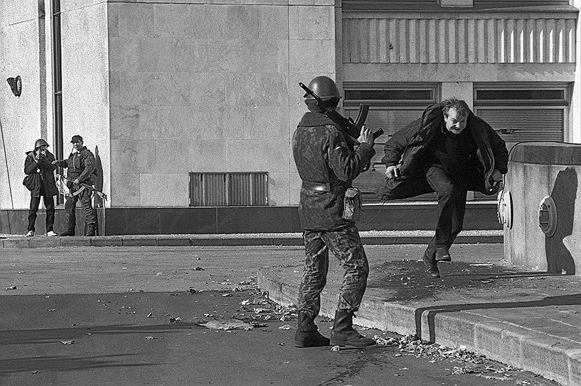 В 9:00 по московскому времени, когда штурм Белого дома шел в полную силу, Борис Ельцин сделал заявление по телевидению, в котором, в частности, сказал: «Происходящие события в Москве — это запланированный переворот. Вооруженный мятеж обречен. В Москву входят войска, я прошу москвичей морально поддержать их. Генеральная прокуратура получила указание возбудить уголовные дела против преступников. Вооруженный мятеж будет подавлен в кратчайшие сроки»