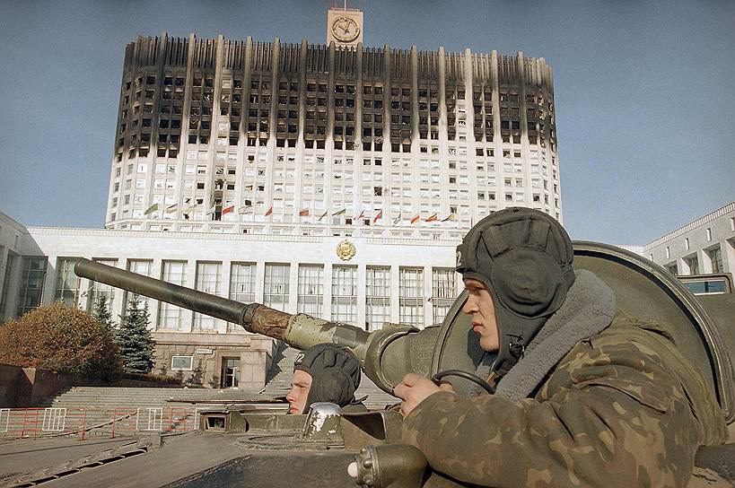 Уже на следующий день после штурма стянутые в город войска начали выводить. «Еще тушили пожар, начинались следственные действия, но 5 октября все уже понимали, что необходимости в силовиках больше нет»,— вспоминал генпрокурор Валентин Степанков