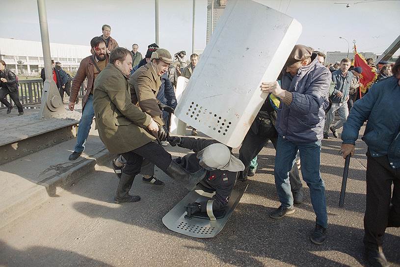 Утром 3 октября на Октябрьской площади начали собираться манифестанты, выступавшие в поддержку Верховного совета. В соответствии с утвержденным планом организационных мероприятий сотрудники милиции, применяя спецсредства, разгоняли эти группы, не давая людям собираться в большие массы. Тем не менее активистам удалось мобилизовать одну колонну, которая прорвала оцепление на Крымском мосту и вышла на Садовое кольцо. К колонне примкнули и другие манифестанты. Во время столкновений полиция применяла слезоточивый газ, однако колонна все равно продвигалась в сторону Дома Советов 