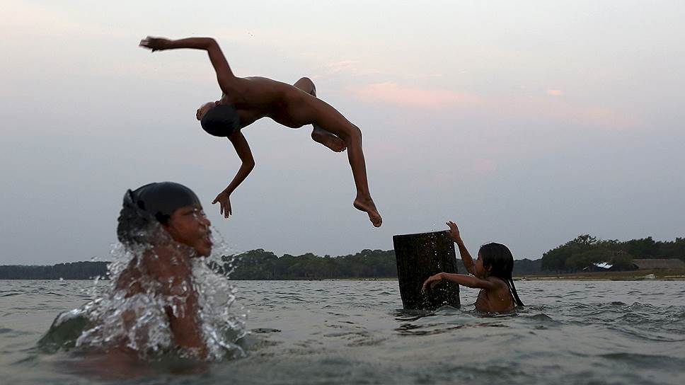 Штат Мату-Гросу, Бразилия. Дети племени камаюра, купающиеся в озере Ипаву