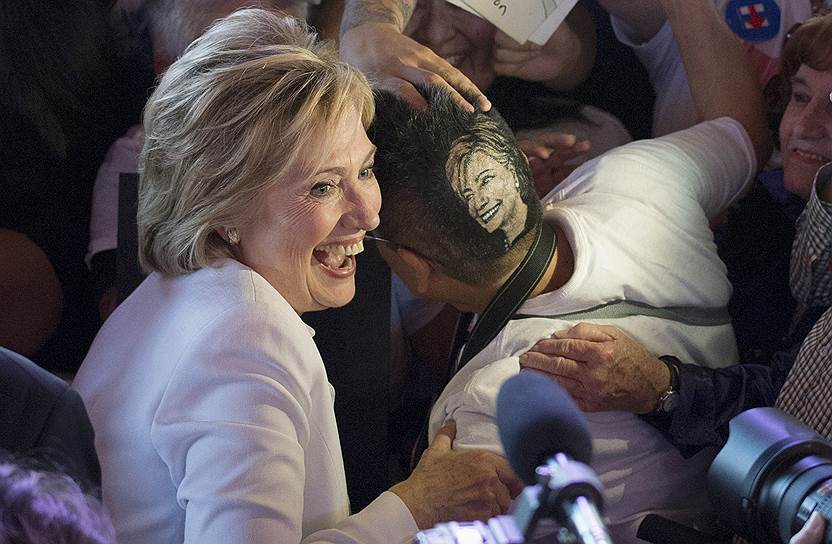 Техас, США. Кандидат в президенты США Хилари Клинтон позирует рядом со своей сторонницей, которая сделала прическу в виде портрета политика