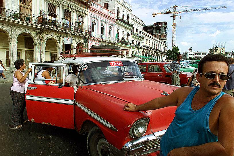 Автомобиль, выпущенный до 1960 года, кубинец вправе свободно продать и купить. Машину младше 1960 года можно продавать только по доверенности. Ни один автомобиль, попавший на остров, не имеет права его покидать. По данным на 2010 год, 60% автомобилей, зарегистрированных на Кубе, были старыми американскими авто, находившимися на острове до революции 
&lt;br>2001 год. Таксисты в центре столицы