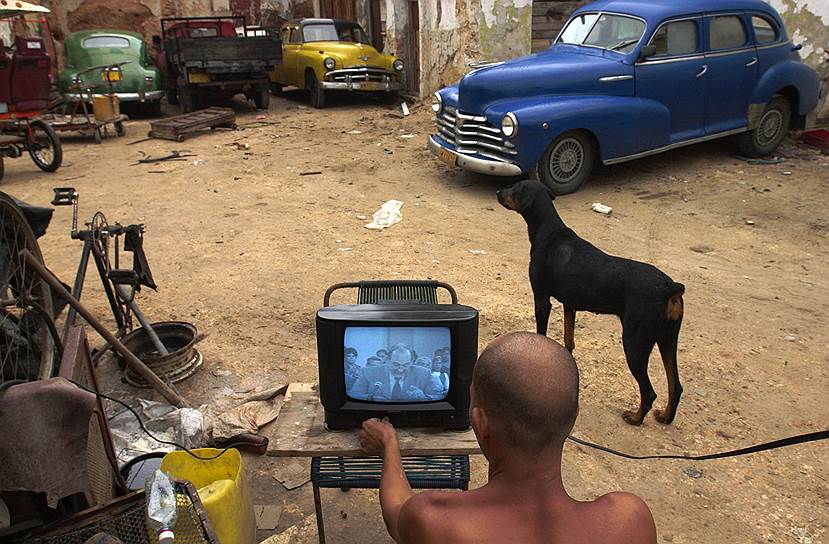 Только в 2008 году жителям Кубы было разрешено покупать сотовые телефоны, компьютеры, телевизоры с диагональю 19 и 24 дюйма и другую технику
&lt;br>2002 год. Житель Гаваны во дворе дома