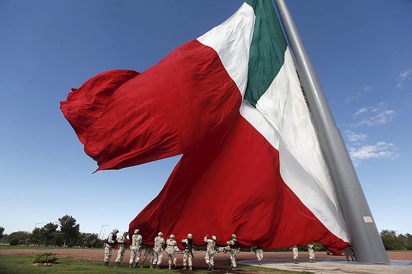Сьюдад-Хуарес, Мексика. Солдаты снимают флаг Мексики, пострадавший от погодных условий