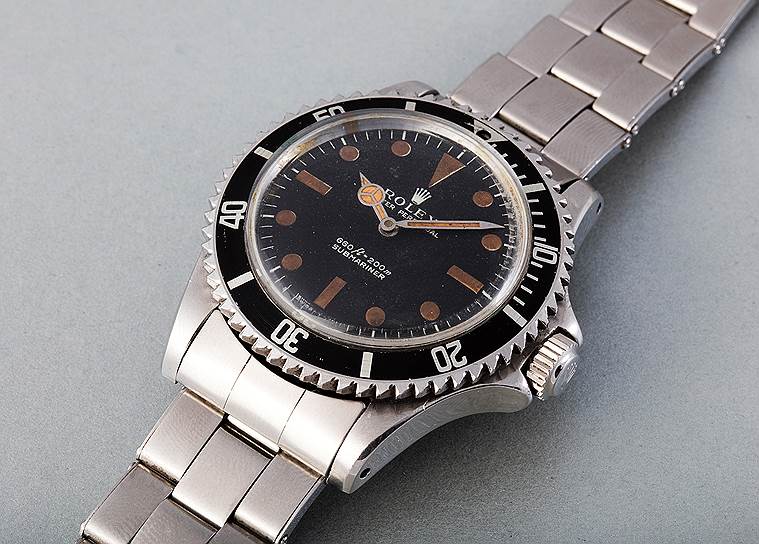 Rolex Submariner, который носил Роджер Мур в фильме «Живи и дай умереть» в 1973 году. Коллекционеры ждали их появления на аукционе уже давно. Проданы за €337,5 тыс.