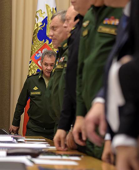 Министр обороны России Сергей Шойгу (слева) во время совещания по развитию Вооруженных Сил России в резиденции &quot;Бочаров Ручей&quot;
