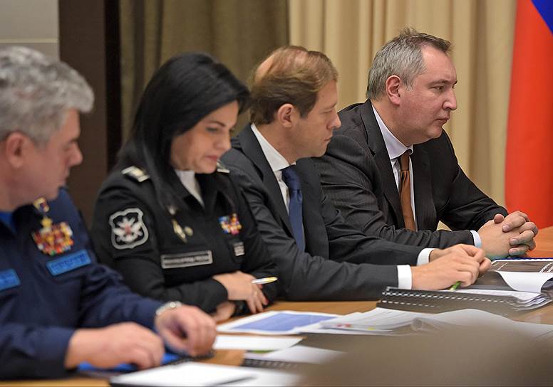 Министр промышленности и торговли России Денис Мантуров (второй справа) и заместитель председателя правительства России Дмитрий Рогозин (справа) во время совещания по развитию Вооруженных Сил России в резиденции &quot;Бочаров Ручей&quot;