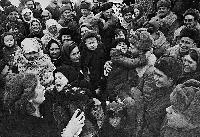 После разгрома войск противника под Сталинградом советские войска перешли в общее наступление на огромном фронте от Ленинграда до предгорий Кавказа. «Возможность окончания войны на Востоке посредством наступления более не существует», — заявил Адольф Гитлер на совещании высшего командного состава вермахта 1 февраля 1943 года
&lt;br>На фото: население Сталинграда встречает освободителей