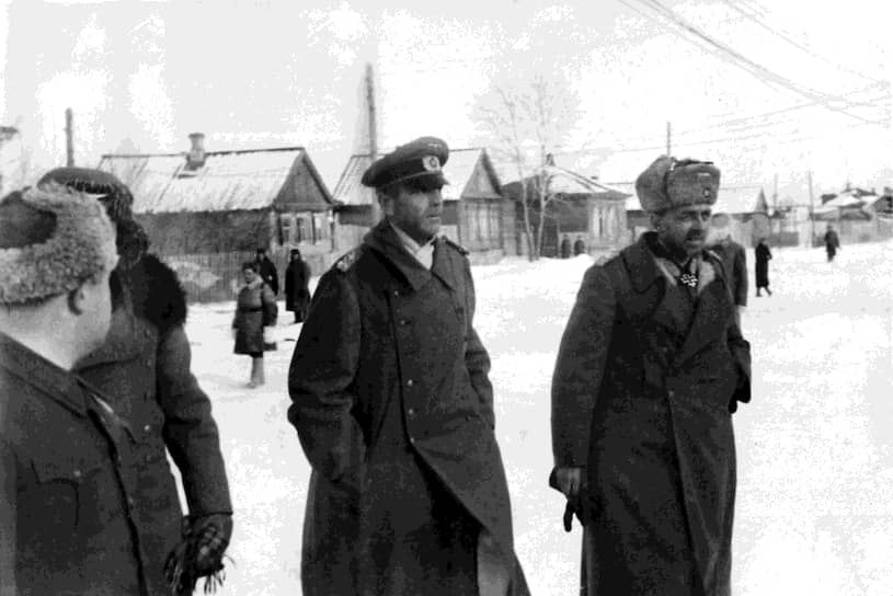 31 января 1943 года прекратила сопротивление южная группировка войск во главе с фельдмаршалом Фридрихом Паулюсом (на фото). Позднее, 8 августа 1944 года,  бывший командующий 6-й армией вермахта по московскому радио обратится к немецким войскам с призывом  выступить против Гитлера. В тот же день его семья будет арестована