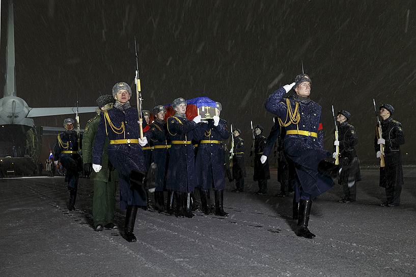 Московская область, Россия. Вынос тела командира сбитого Су-24 Олега Пешкова из военного самолета, прибывшего на аэродром Чкаловский из Турции