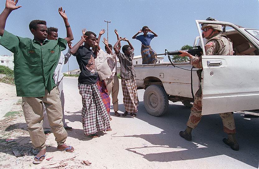 На разоружении сомалийских группировок настаивал и тогдашний генсек ООН Бутрос-Гали. Однако Вашингтон держался противоположного мнения, пытаясь свести военные потери к нулю