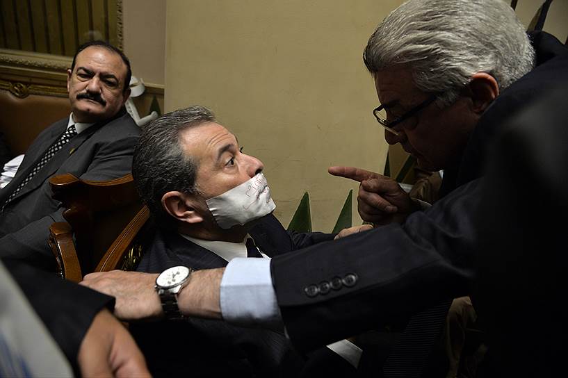 Каир, Египет. Тауфик Окаша, проправительственной телеведущий, который был избран в парламент, получил выговор, после того как он заклеил себе рот в знак протеста, так как ему не дали слова во время парламентской сессии