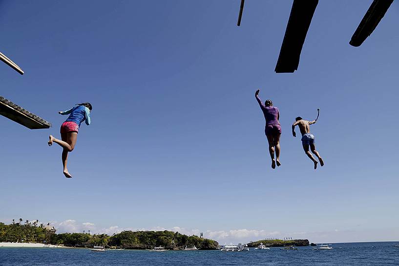Остров Боракай, Филиппины. Туристы прыгают в море с 20-футовой скалы