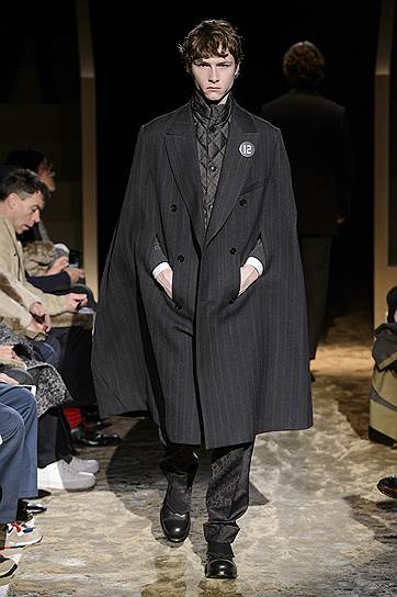 Ermenegildo Zegna. Новинка сезона — мужской кейп, также был замечен у Prada
