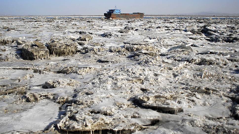 2010 год. Судно застряло во льдах Желтого моря 