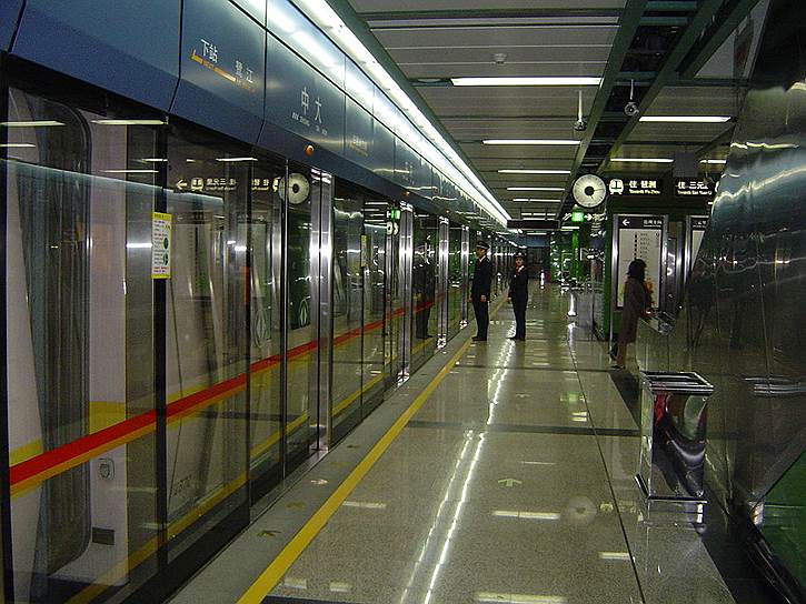 Guangzhou Metro (Гуанчжоу, Китай). Открылось 28 июня 1999. Протяженность 277,5 км. 9 линий, 144 станции. Пассажиропоток 2,2 млрд в год
&lt;br>Строительство метро началось в декабре 1993 года и продвигалось быстрыми темпами. В июне 1997 был открыт в тестовом режиме первый участок линии 1, а в декабре 2006-го количество работающих линий достигло четырех