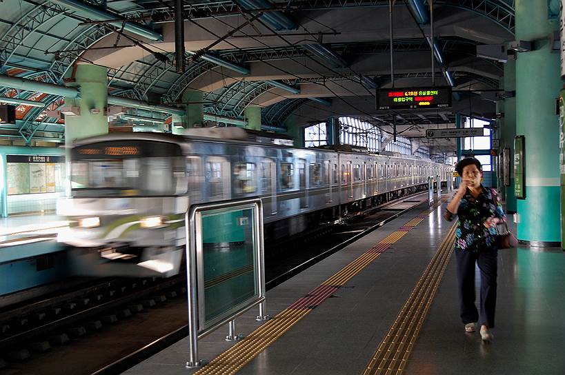 У метро Сеула много компаний-операторов, включая Seoul Metro, SMRT, Korail, Incheon Transit Corporation. Не запутаться в сложной системе помогает удобная система ориентирования: свои номера есть не только у линий, но и у каждой станции, все подписи и объявления продублированы на английском языке. В оформлении некоторых станций использованы аквариумы и телемониторы, транслирующие музыкальные клипы и сериалы. Свыше 70% системы проходит под землей