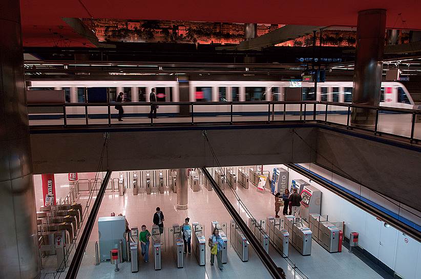 Metro de Madrid (Мадрид, Испания). Открылось 17 октября 1919. Протяженность 294 км. 13 линий, 301 станция. Пассажиропоток 579 млн человек в год
&lt;br>Первоначально метро Мадрида носило имя короля Альфонсо XIII, выступавшего активным сторонником его строительства и открывшего его в 1919 году. После провозглашения республики в 1931-м имя монарха из названия исчезло