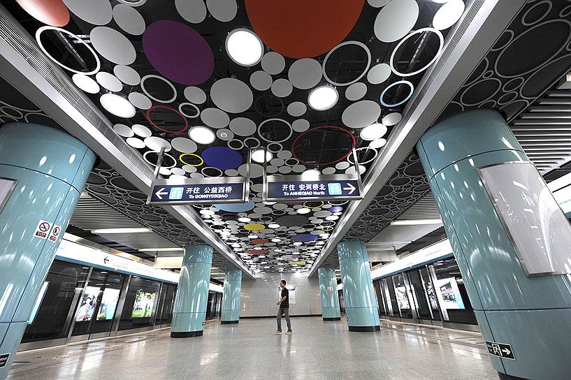 Beijing Subway (Пекин, Китай). Открылось 1 октября 1969. Протяженность 554 км. 18 линий, 334 станции. Пассажиропоток 3,4 млрд чел. в год
&lt;br>Строительство метро началось в 1965 году, в период обострения отношений КНР с СССР. Первоначально оно выполняло дополнительную функцию — как средство эвакуации на окраины города в случае войны. В первые годы работы метро было закрыто для иностранцев, а для граждан Китая нужно было специальное верительное письмо с места работы