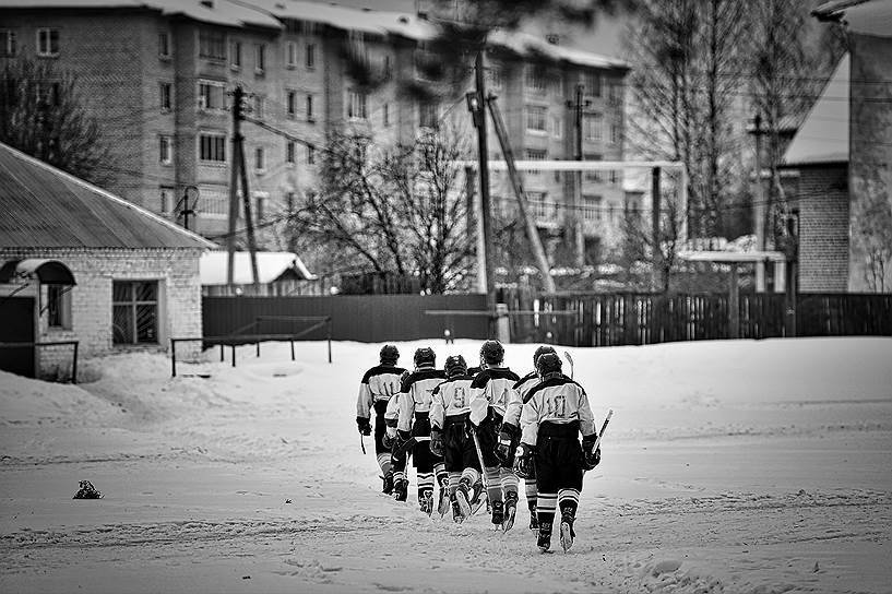 Хоккейная команда «Ветлуга» после матча между юниорскими любительскими командами города Ветлуга и поселка Шаранга