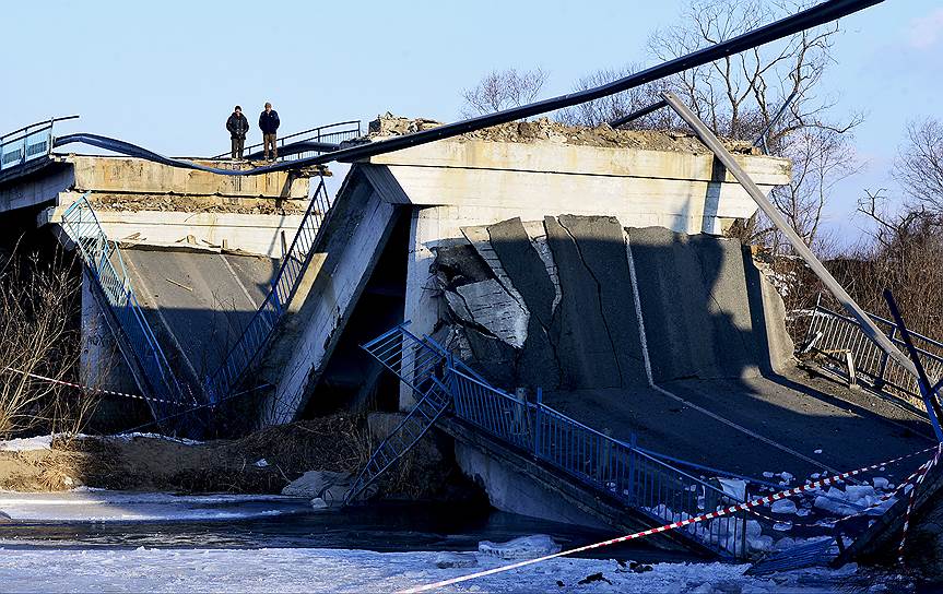 Приморский край, Россия. Обрушившийся мост на трассе, соединяющей два крупнейших города Приморья — Владивосток и Находку