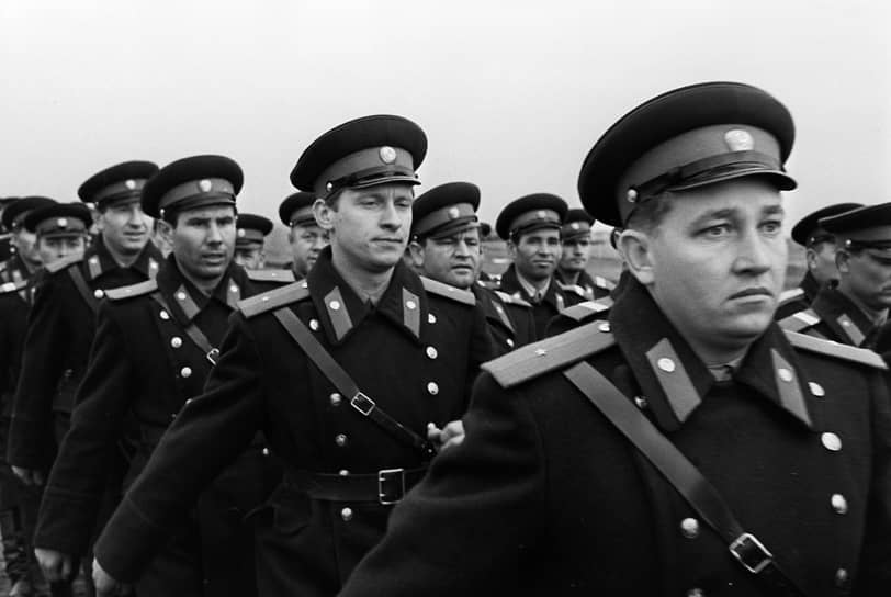 3 июня 1969 года обмундирование стало темно-серым, все кокарды, пуговицы, эмблемы выполнялись из одного металла (ранее допускалось из разных сплавов). Шинель заменялась шерстяным пальто