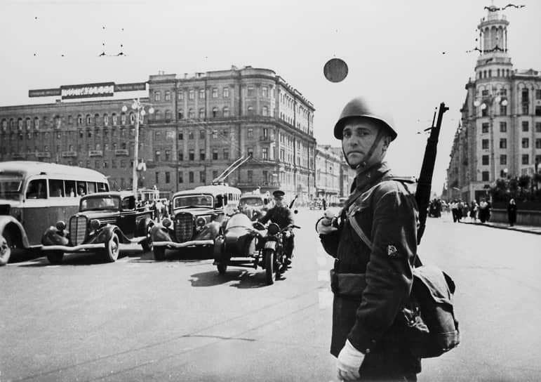 22 апреля 1930 года была введена новая форма, включающая рубаху-гимнастерку серого цвета (летом — белая) из сукна и хлопка (в зависимости от сезона), с красными кантами по воротнику, отложным воротником и нагрудными карманами. Однобортный китель, зимнее и летнее пальто также стали серыми. Брюки-шаровары заправлялись в сапоги, но женщины могли носить юбки с ботинками. В следующие десять лет цвет шинели был серо-зеленым и темно-синим. Рубахи-гимнастерки также стали темно-синими, но летом допускался белый цвет. В ходе войны добавились дополнительные знаки отличия, в 1943 году появилась специальная шкала званий