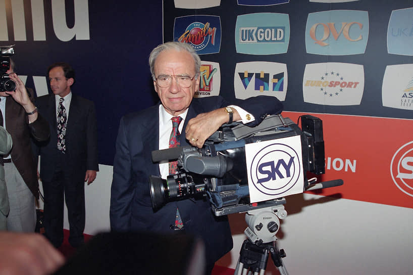 В 1989 году магнат вышел на рынок спутникового телевидения, создав в Великобритании спутниковый канал Sky Television. Несмотря на то, что в первые годы существования канал был убыточным, Мердок активно переманивал клиентов у конкурирующих фирм. Вскоре Sky объединилась на условиях Мердока с конкурентом — British Satellite Broadcasting