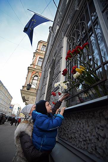 В Санкт-Петербурге к бельгийскому консульству горожане приносили цветы 