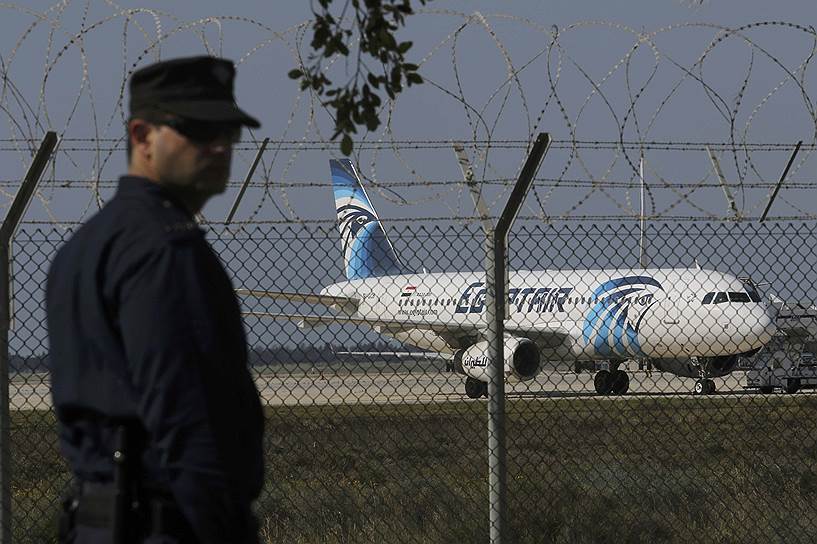 29 марта. Гражданин Египта Сейф ад-Дин Мустафа совершил захват самолета EgyptAir, летевшего рейсом Александрия — Каир 