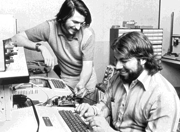 В 1976 году у молодых американцев Стива Джобса (слева)  и его школьного товарища Стива Возняка возникла идея создания персонального компьютера. Возняк, работавший на тот момент инженером в Hewlett-Packard, показал спроектированную модель «персоналки» руководству, однако компания не заинтересовалась его разработкой. Тогда 21-летний дизайнер видеоигр Стив Джобс предложил Возняку создать собственную компанию