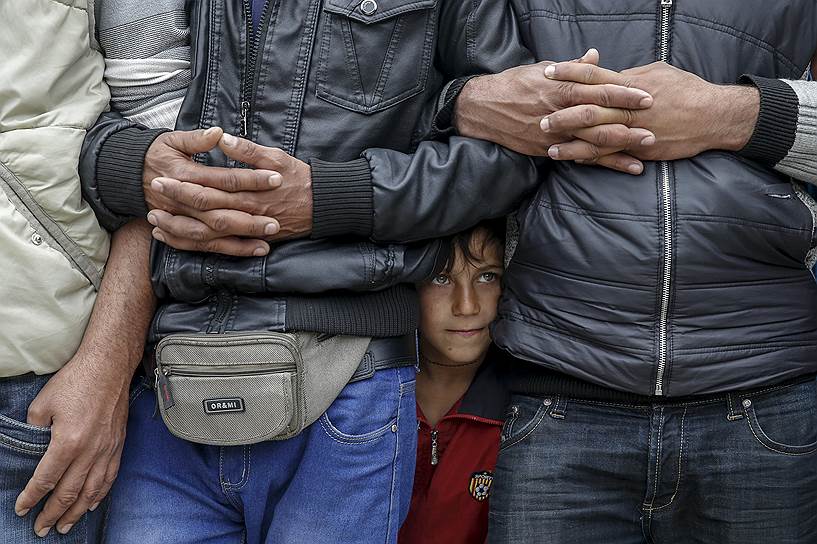 Индомени, Греция. Мигранты слушают выступление женщины-езидки Надии Таха, которая три месяца была в плену «Исламского государства» (террористической организации, запрещенной в России) 