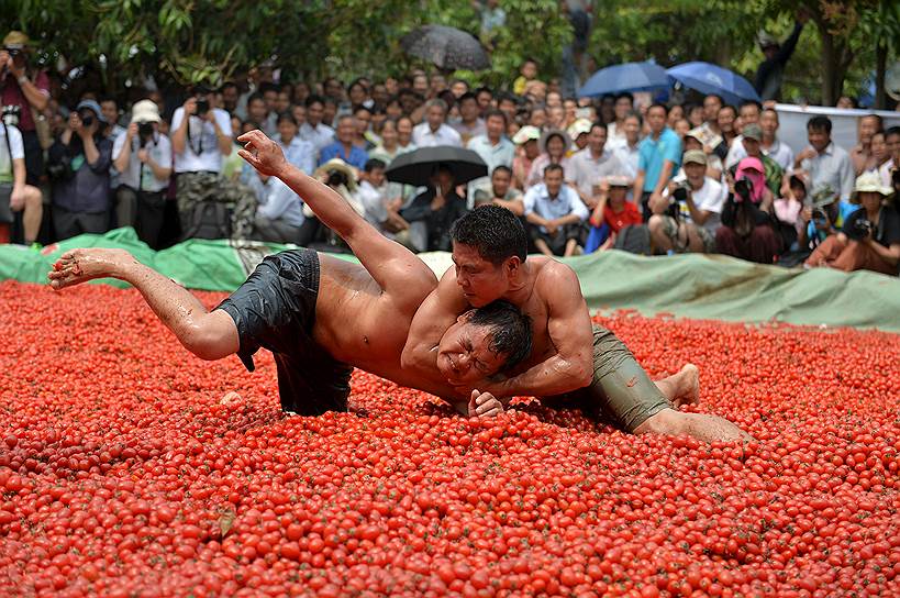 Тяньян, Китай. Традиционная борьба в помидорах во время фестиваля местной культуры и туризма