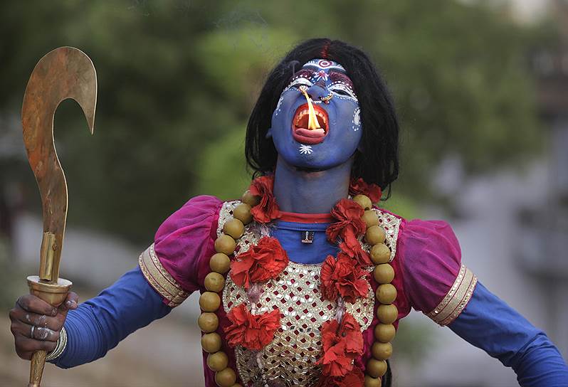 Аллахабад, Индия. Участник праздника Рамнавами, одетый в костюм индийской богини смерти Кали