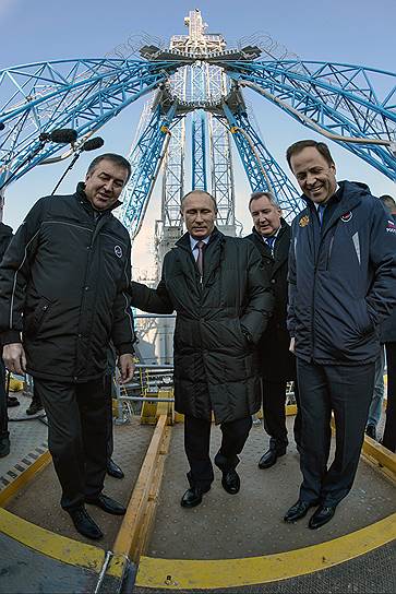 В октябре 2015 года во время визита Владимира Путина на космодром сроки даты первого запуска были перенесены на апрель 2016 года 