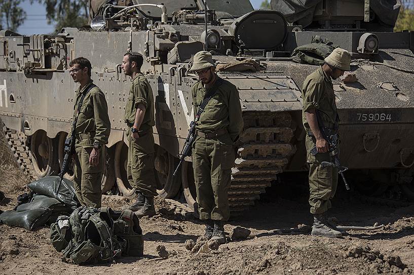 Израильские военные на границе сектора Газа во время звучания двухминутной траурной сирены