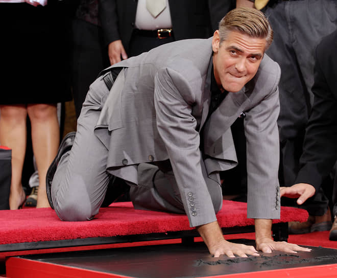 С тех пор актер три раза номинировался на «Оскар» за лучшую мужскую роль — в 2008, 2010 и 2012 годах — однако так и не получил награду&lt;br>
На фото: Джордж Клуни оставляет отпечатки рук на Аллее славы в Лос-Анджелесе