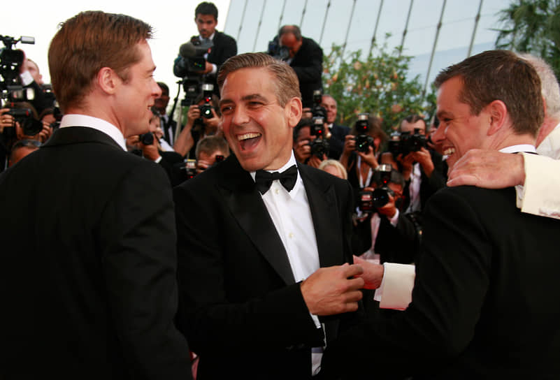 «Самое лучшее, что есть в моей жизни, — это друзья, которых я считаю своей настоящей семьей вот уже двадцать пять лет. Это все те же ребята, которые ничего не спускают мне с рук, и я им отвечаю взаимностью» &lt;br> Слева направо: Брэд Питт, Джордж Клуни и Мэтт Деймон 
