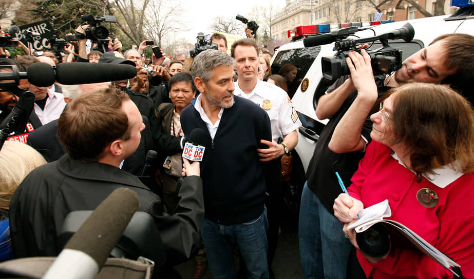 В 2012 году Джордж Клуни был арестован у посольства Судана в Вашингтоне во время акции против политики президента страны Омара аль-Башира. Главу Судана обвиняли в создании гуманитарного кризиса в стране и отказе в доставке продовольствия жителям юга страны, позже в 2019 году он был отстранен от власти и арестован. По словам Клуни, таким образом он пытался привлечь внимание к проблемам этой страны