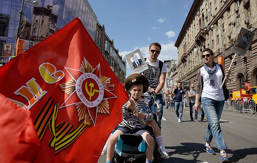 Участники акции памяти &quot;Бессмертный полк&quot; во время шествия в Москве