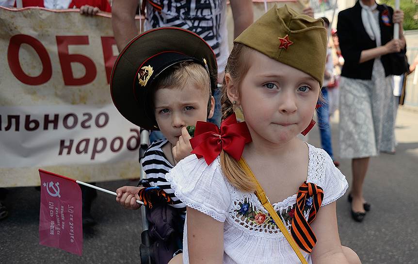 Участники акции памяти &quot;Бессмертный полк&quot; во время шествия в Москве