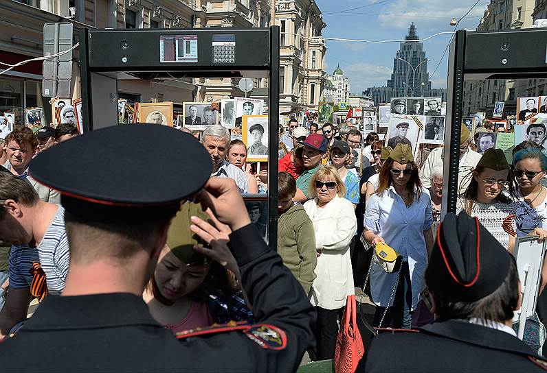 Участники акции памяти &quot;Бессмертный полк&quot; во время шествия в Москве