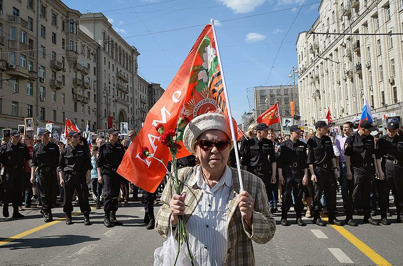 Участники акции памяти &quot;Бессмертный полк&quot; во время шествия в Москве