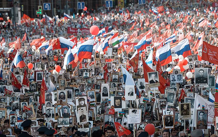 Участники акции памяти &quot;Бессмертный полк&quot; во время шествия в Москве