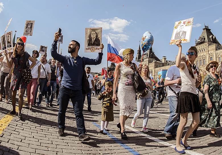 Участники акции памяти &quot;Бессмертный полк&quot; в День Победы на Красной площади