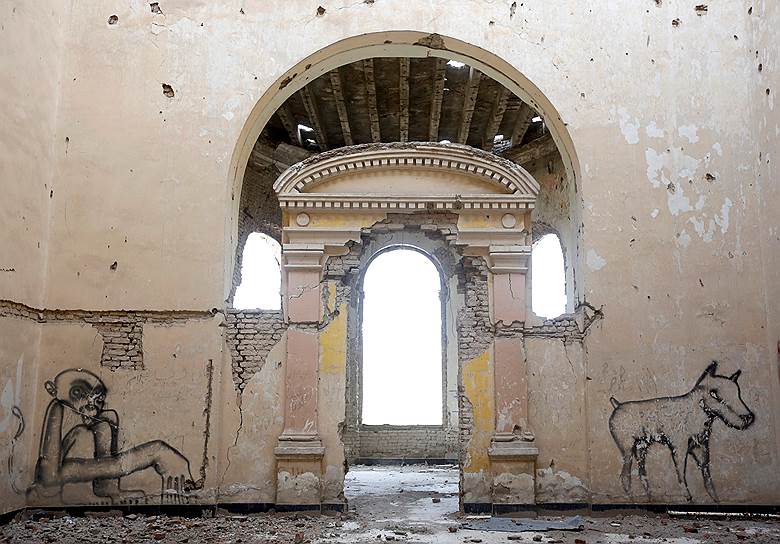В 1990-х годах во время гражданской войны дворец «Дар-уль-Аман» подвергался многочисленным обстрелам различных группировок моджахедов, что ускорило его разрушение. Долгое время дворец стоял заброшенным, даже когда большую часть Кабула восстановили после войны и оккупации талибов